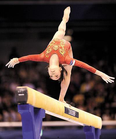 平衡木女生卡裆部视频,运动场上的惊险一幕